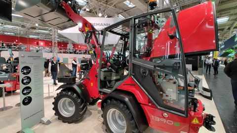 Weidemann décline sa chargeuse diesel 1390 en version électrique, avec la Hoftrac 1390e.