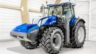 Ce T7.270 au méthane reçoit la même transmission et le même habitacle que son homologue fonctionnant au GNR. Ce T7.270 au méthane reçoit la même transmission et le même habitacle que son homologue fonctionnant au GNR.