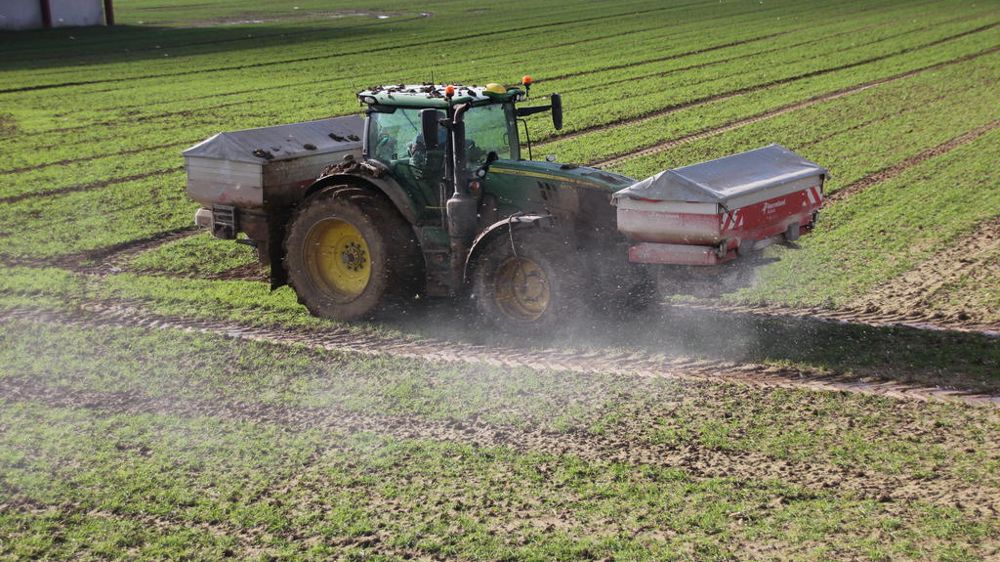 Le distributeur avant est utilisé pour l’engrais de fond, et celui à l’arrière pour l’azote.