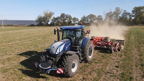 Le T7.300 Auto Command trône en haut de la hiérarchie des T7 à châssis long et hérite de composants des grands frères T7 HD.