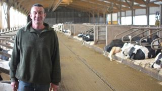 Emmanuel Gabory : « En mettant les génisses au pâturage, cela va nous dégager de la place dans le bâtiment, ce qui nous permettra d’ajouter 55 vaches et d'installer un troisième robot de traite sans avoir besoin de construire une extension. »