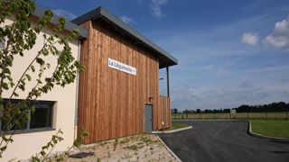 Au sud de Dijon, la légumerie de la métropole est l'élément logistique central de la relation entre les maraîchers locaux et la restauration collective.