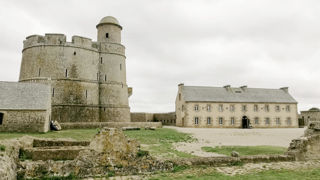 La tour Vauban témoigne du passé militaire de l'île de Tatihou, près de Saint-Vaast-la-Hougue, dans la Manche. La tour Vauban témoigne du passé militaire de l'île de Tatihou, près de Saint-Vaast-la-Hougue, dans la Manche.