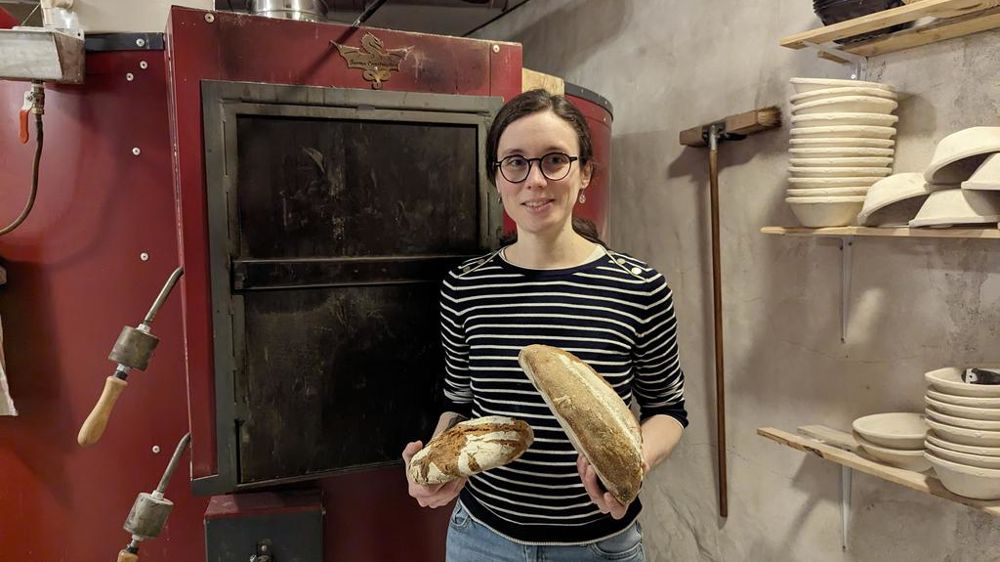 Manon Petit devant son four à bois, une énergie à laquelle elle tient particulièrement, car conforme à ses valeurs en matière de respect de l’environnement.