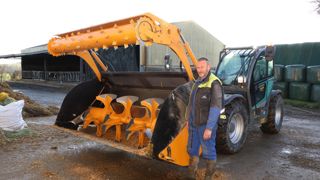 David Keravis utilise un godet mélangeur de 3,4 m³ pour nourrir ses 350 bovins.