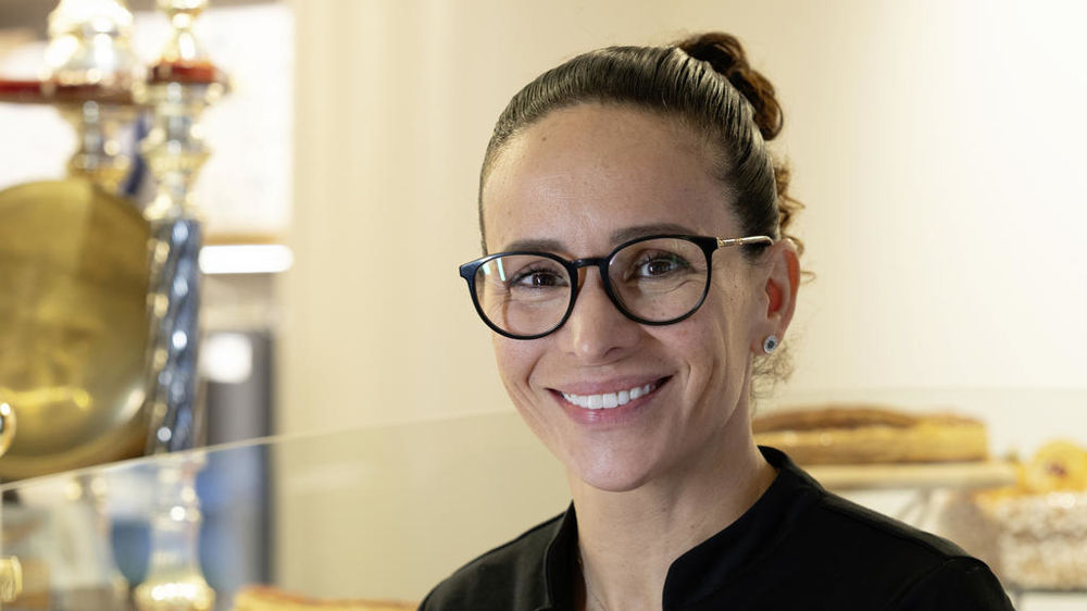 Yasmine Menacer cheffe boulangère Chez Meunier et Dupont avec un thé.