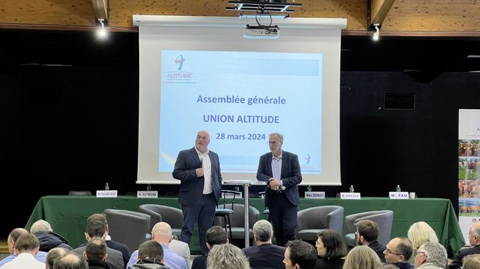 Didier Boussaroque, président, et Stéphane Coyas, directeur général, lors de l’assemblée générale de l’union de coopératives Altitude, jeudi 28 mars, à Arpajon-sur-Cère (Cantal).