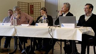 Ronan Jacques au micro, interpelle Serge Moly, directeur des achats de Lactalis (deuxième à partir de la droite). À leurs côtés, François Le Toquin, trésorier d’OPLB (à gauche), Karine Le Beller, vice-présidente (au centre) et Christophe Barayré, directeur de la région Ouest de Lactalis (à droite).