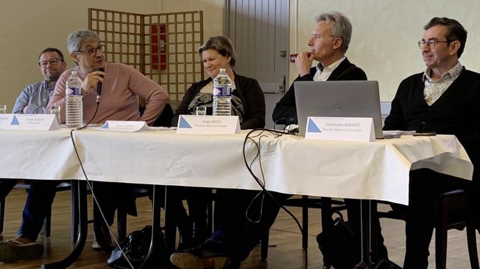 Ronan Jacques au micro, interpelle Serge Moly, directeur des achats de Lactalis (deuxième à partir de la droite). À leurs côtés, François Le Toquin, trésorier d’OPLB (à gauche), Karine Le Beller, vice-présidente (au centre) et Christophe Barayré, directeur de la région Ouest de Lactalis (à droite).