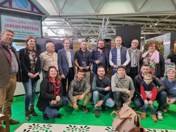 Les paysagistes laur&eacute;ats, rassembl&eacute;s avec le jury lors de la remise des prix au salon Ext&eacute;rieurs & Jardins.