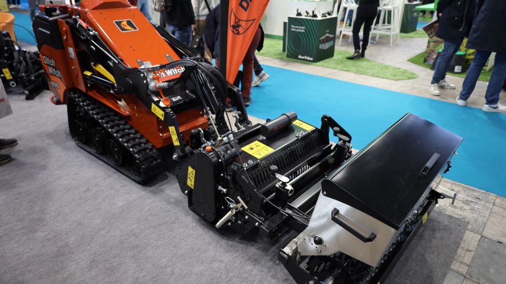 Un combiné préparateur de sol et semoir Rotadairon sur un Ditch Witch SK600 sur le dernier salon Paysalia.