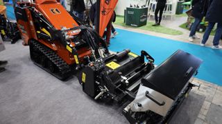 Un combiné préparateur de sol et semoir Rotadairon sur un Ditch Witch SK600 sur le dernier salon Paysalia.