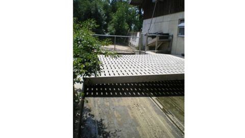 Un autre exemple de rampe d’accès avec le racleur automatique qui passe sous la rampe d’accès.