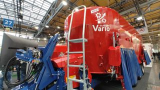 Lors d'Agritechnica 2023, Siloking a présenté une boite à variation continue pour sa gamme de mélangeuses traînées. Lors d'Agritechnica 2023, Siloking a présenté une boite à variation continue pour sa gamme de mélangeuses traînées.