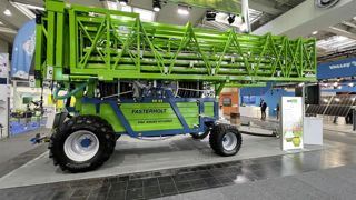 Fasterholt a profité d'Agritechnica pour présenter un enrouleur équipé d'une rampe télescopique.