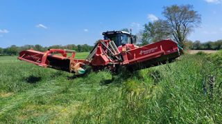 Groupe de fauche 9 mètres. « Si on est bien organisé avec un bon équipement pour ensiler à l’automotrice, c’est là que l’on va faire le plus d’économies et que l’on va passer le moins de temps » soutient Michel Seznec, animateur à la fédération des Cuma de l’Ouest. Groupe de fauche 9 mètres. « Si on est bien organisé avec un bon équipement pour ensiler à l’automotrice, c’est là que l’on va faire le plus d’économies et que l’on va passer le moins de temps » soutient Michel Seznec, animateur à la fédération des Cuma de l’Ouest.