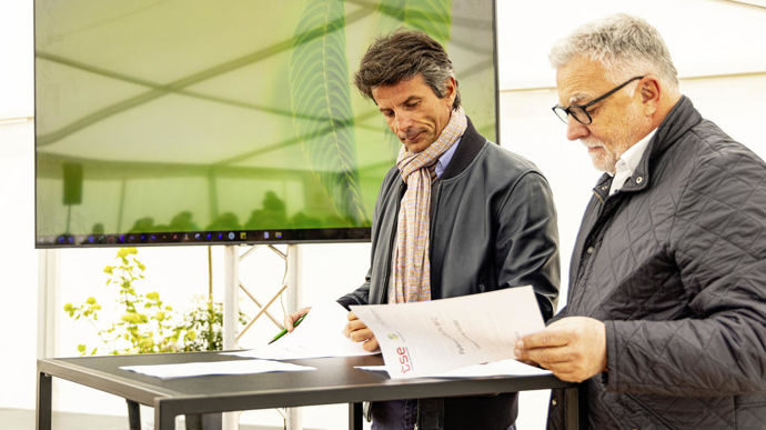 Mathieu Debonnet, président de TSE, et Didier Lenoir, président de Dijon Céréales et d'Alliance BFC, ont conclu, mardi 23 avril, un accord pour développer l’agrivoltaïsme en Bourgogne-Franche-Comté.