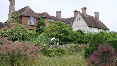 Au domaine de Great Dixter, dans le sud-est de l’Angleterre, démonstration a été faite de la possibilité de créer des conditions favorables à la biodiversité en mêlant plantes sauvages comme horticoles.