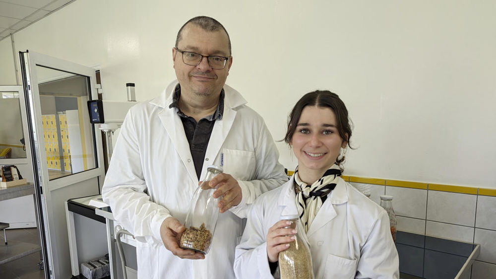 Michaël Schneider, enseignant de l’IUT de Thionville, et Alissa Clément, étudiante en 3e année de Génie biologique, travaillent sur ce projet.