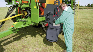 Dans deux arrêts publiés le 25 avril 2024, la Cour de justice de l’Union européenne (CJUE) a répondu à des demandes soulevées dans le cadre d’un litige opposant Pesticide Action Network Europe (PAN Europe) et le Conseil pour l’autorisation des produits phytopharmaceutiques et biocides des Pays-Bas (CTGB). Dans deux arrêts publiés le 25 avril 2024, la Cour de justice de l’Union européenne (CJUE) a répondu à des demandes soulevées dans le cadre d’un litige opposant Pesticide Action Network Europe (PAN Europe) et le Conseil pour l’autorisation des produits phytopharmaceutiques et biocides des Pays-Bas (CTGB).