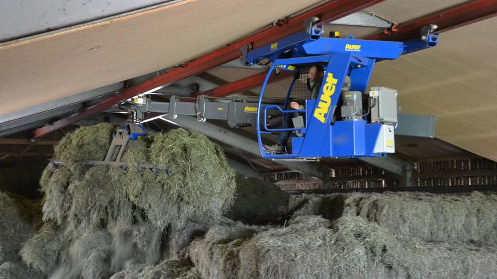 Griffe au travail au-dessus d'un silo de foin