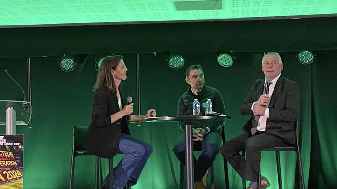 Nicolas Koenig, DG du négoce Gustave Muller (au centre), et Frédéric Carré, ancien président de la FNA et du groupe Carré, ont témoigné de la force du collectif lors du congrès du comité régional Négoce Nord-Est, vendredi 26 avril à Lens (Pas-de-Calais).
