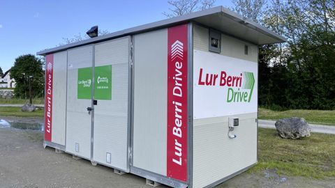 À Saint-Palais (Pyrénées-Atlantiques), les adhérents du groupe coopératif Lur Berri bénéficient désormais d'un point drive où ils peuvent récupérer leurs appros urgents en 24 heures.