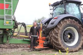 Sylvain Bellenger attèle et dételle son épandeur depuis la cabine de son tracteur grâce au système automatique Siwi.
