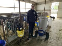 Julien a fabriqué son taxi lait pour faciliter la distribution du mélanges à ses veaux.