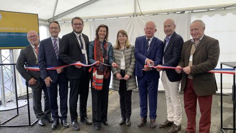 De gauche à droite : Christophe Gauchet, président d'Ares, Nicolas Lebas, sous-préfet des Andelys, Alexandre Rassaert, président du département de l'Eure, Sophie Gaugain, vice-présidente de la Région Normandie, Florence Nys, présidente de Soveea, Luc Letierce, président de Novus, Christophe Grison, président d'Adivalor, et Christian Langlet, maire de Bernouville, ont inauguré, mardi 14 mai, l'unité de recyclage de big bags agricoles de Novus.