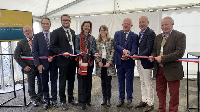De gauche à droite : Christophe Gauchet, président d'Ares, Nicolas Lebas, sous-préfet des Andelys, Alexandre Rassaert, président du département de l'Eure, Sophie Gaugain, vice-présidente de la Région Normandie, Florence Nys, présidente de Soveea, Luc Letierce, président de Novus, Christophe Grison, président d'Adivalor, et Christian Langlet, maire de Bernouville, ont inauguré, mardi 14 mai, l'unité de recyclage de big bags agricoles de Novus.