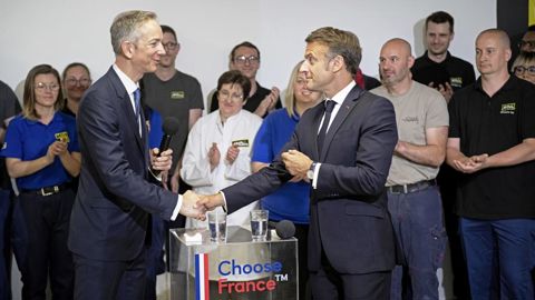 Max Koeune, le directeur général de McCain Foods, a accueilli le Président de la république Emmanuel Macron lundi 13 mai 2024, dans le cadre du sommet Choose France. Max Koeune, le directeur général de McCain Foods, a accueilli le Président de la république Emmanuel Macron lundi 13 mai 2024, dans le cadre du sommet Choose France.