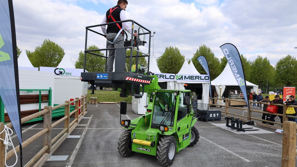 Présenté au salon Intermat en avril 2024, ce panier peut recevoir deux personnes (charge jusqu'à 200 kg). L'opérateur déplace le chargeur télescopique à l'aide d'un joystick.