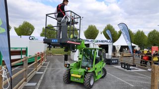 Présenté au salon Intermat en avril 2024, ce panier peut recevoir deux personnes (charge jusqu'à 200 kg). L'opérateur déplace le chargeur télescopique à l'aide d'un joystick.