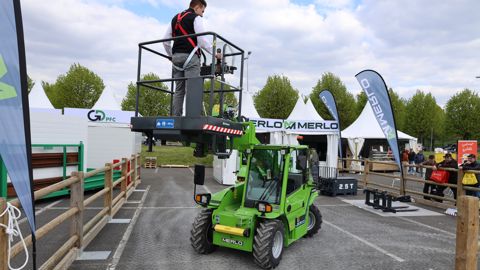 Présenté au salon Intermat en avril 2024, ce panier peut recevoir deux personnes (charge jusqu'à 200 kg). L'opérateur déplace le chargeur télescopique à l'aide d'un joystick.