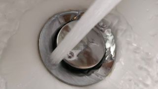 Pour évaluer la pertinence d'un métabolite pour l'eau potable, l'Anses se repose sur plusieurs paramètres, notamment son activité de pesticide, sa génotoxicité ou encore son potentiel de perturbation endocrinienne. Pour évaluer la pertinence d'un métabolite pour l'eau potable, l'Anses se repose sur plusieurs paramètres, notamment son activité de pesticide, sa génotoxicité ou encore son potentiel de perturbation endocrinienne.