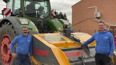 Thomas et Mathieu Fuentes sont entrepreneurs de travaux agricoles et viticoles à Laurens dans l’Hérault dont l’une de leur activité est consacrée au broyage de pierres.