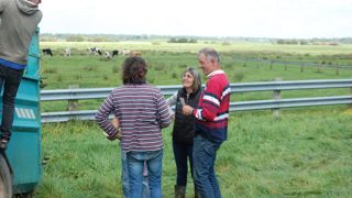 À Saint-Sauveur-le-Vicomte (Manche), Josiane Hairon, adjointe en charge de l’agriculture, en discussion avec des éleveurs et des élus lors de la mise au marais le 22 mai. À Saint-Sauveur-le-Vicomte (Manche), Josiane Hairon, adjointe en charge de l’agriculture, en discussion avec des éleveurs et des élus lors de la mise au marais le 22 mai.