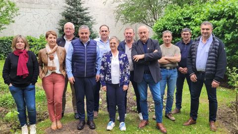 Philippe Largeau (4e en partant de la gauche) est entouré des membres du nouveau bureau national de la FNEDT qui représentent les différentes filières. Philippe Largeau (4e en partant de la gauche) est entouré des membres du nouveau bureau national de la FNEDT qui représentent les différentes filières.