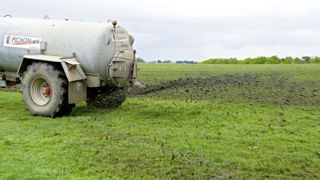 La bactérie Coxiella burnetii se propage par transport aérien jusqu'à 30 km et peut survivre des mois dans l'environnement. Le soulèvement de poussières, l'épandage de fumiers ou lisiers, le déplacement d'animaux, etc. contribuent à sa diffusion. La contamination se fait essentiellement par inhalation. La bactérie Coxiella burnetii se propage par transport aérien jusqu'à 30 km et peut survivre des mois dans l'environnement. Le soulèvement de poussières, l'épandage de fumiers ou lisiers, le déplacement d'animaux, etc. contribuent à sa diffusion. La contamination se fait essentiellement par inhalation.