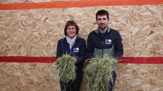 Martine et Fabien Reulier valorisent le bois des haies bocagères pour sécher le foin destiné à leur troupeau.