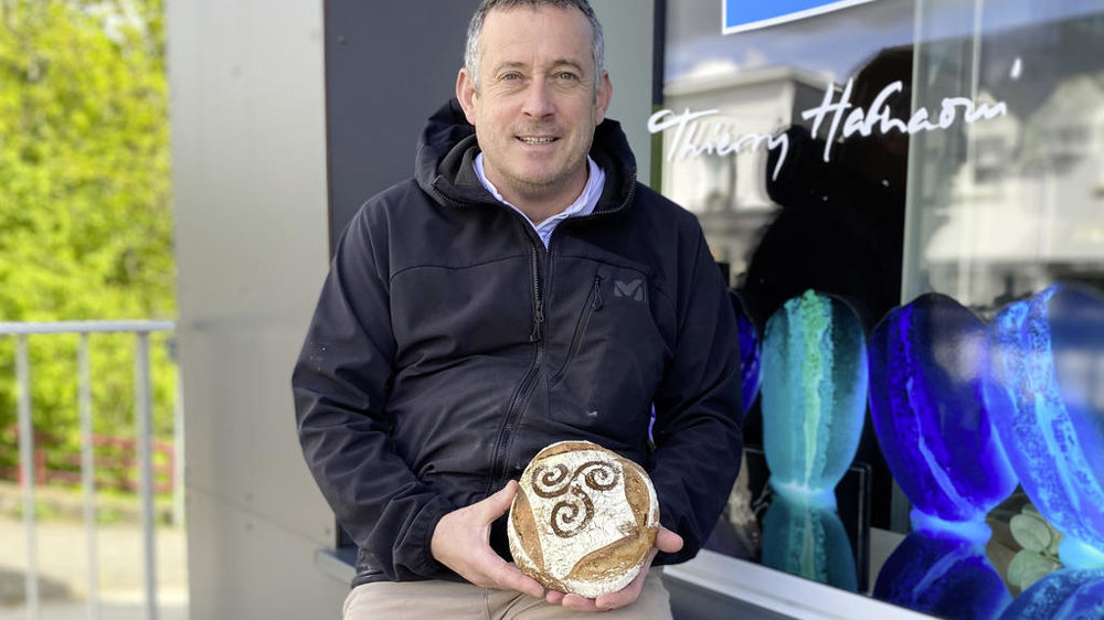 Thierry Hafnaoui et sa tourte Breizh signature devant sa boutique de Nostang.