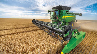 John Deere présente huit nouvelles moissonneuses-batteuses avec l’arrivée des gammes T5 et T6. John Deere présente huit nouvelles moissonneuses-batteuses avec l’arrivée des gammes T5 et T6.