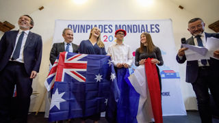 Benoît Toutain, le champion français, (au centre avec le béret rouge) des Ovinpiades mondiales, s'est classé premier devant Gabrielle Horton, la candidate australienne, et Iris Soucaze, la meilleure jeune bergère française (à sa gauche). Benoît Toutain, le champion français, (au centre avec le béret rouge) des Ovinpiades mondiales, s'est classé premier devant Gabrielle Horton, la candidate australienne, et Iris Soucaze, la meilleure jeune bergère française (à sa gauche).