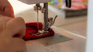 Quelques astuces pour réparer un trou dans un vêtement. Quelques astuces pour réparer un trou dans un vêtement.