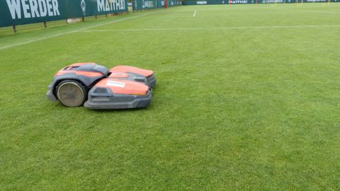 Les terrains d'entraînement du Werder Brême sont entretenus depuis plus d'un an par un robot Ceora. Les terrains d'entraînement du Werder Brême sont entretenus depuis plus d'un an par un robot Ceora.