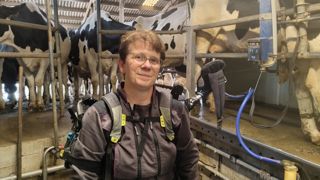 Lors de la traite, Élisabeth Burette utilise un exosquelette Skelex pour réduire ses douleurs d'épaules. Lors de la traite, Élisabeth Burette utilise un exosquelette Skelex pour réduire ses douleurs d'épaules.