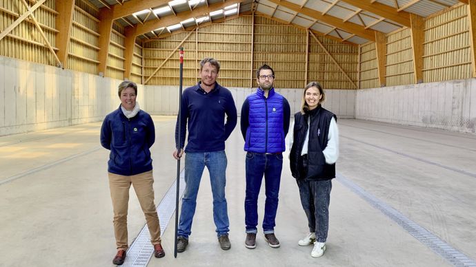 Claire Pelletier, directrice terrain chez Sevépi, Sébastien Boitte, agriculteur stockeur, Arnaud Reigner, responsable stockage chez Sevépi, et Emilie Broyon, responsable communication Javelot (de g. à dr.), se sont réunis, mardi 11 juin, au silo de l'adhérent stockeur équipé par la technologie de Javelot, à Tilly (Eure).