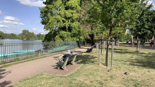 Les espaces verts occupent 34% de ce territoire, soit 96 m² de surface moyenne d’espaces verts par habitant dans les zones urbaines françaises.