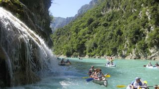 En kayak sur le lac de Sainte-Croix et les gorges du Verdon. En kayak sur le lac de Sainte-Croix et les gorges du Verdon.